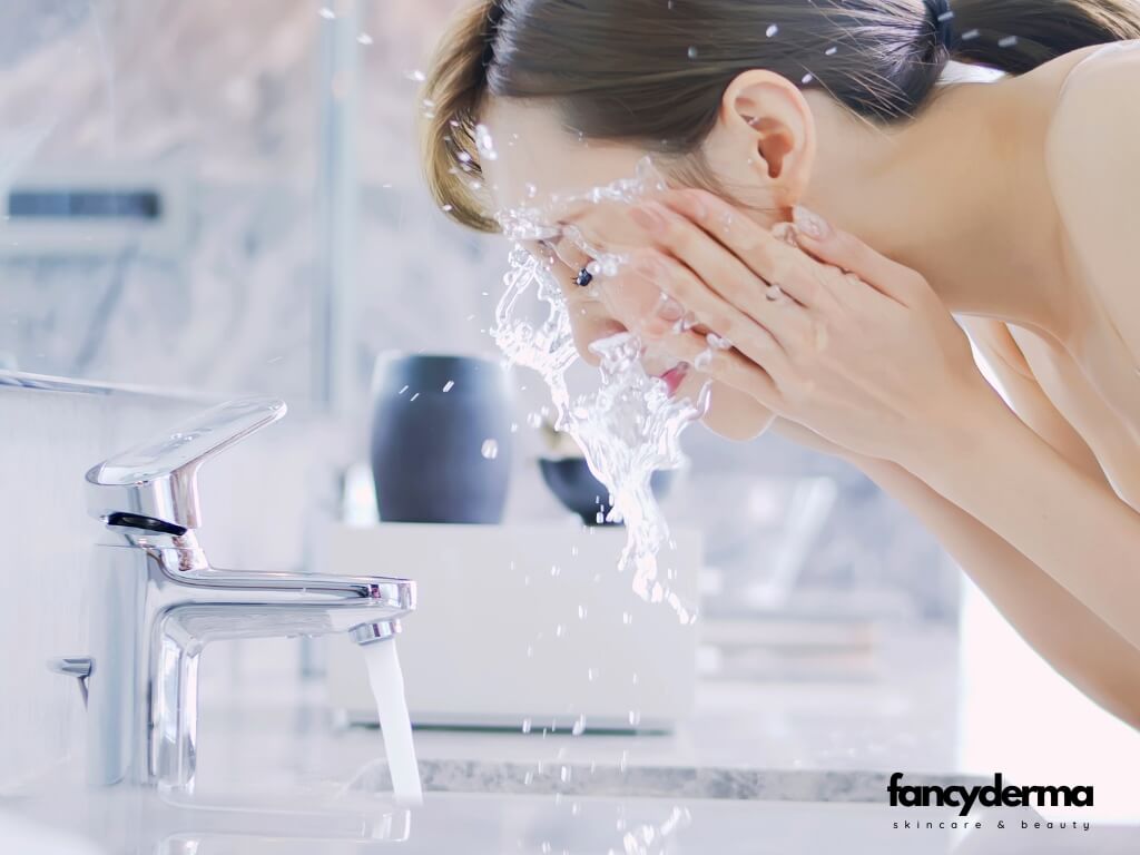 Cách trị da dầu - Hướng dẫn chi tiết 7 bước skincare để kiểm soát dầu thừa và sở hữu làn da mịn màng 3 Rửa mặt loại bỏ cặn bẩn và kiểm soát dầu thừa
