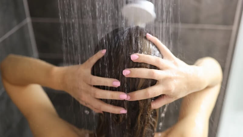 Trị Mụn Lưng, Mông, Ngực, Cổ: Mẹo và 6 Sản Phẩm Hiệu Quả 5 Tắm ngay sau khi đổ mồ hôi, đặc biệt sau khi tập thể dục hoặc làm việc trong môi trường nóng ẩm