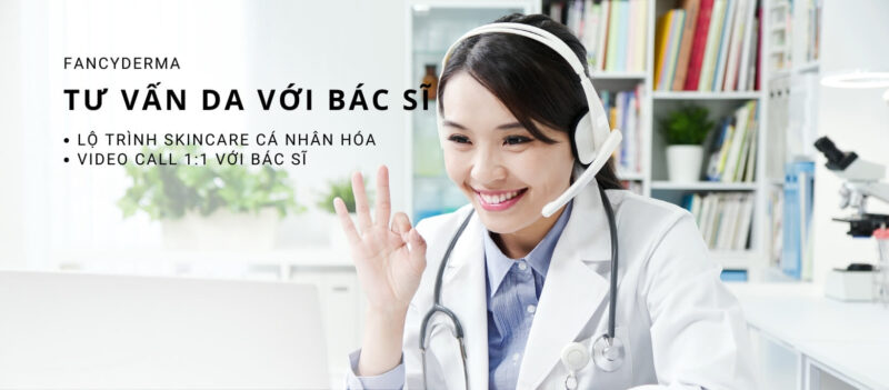 Hình ảnh bác sĩ da liễu nữ trẻ mặc áo blouse trắng đang tư vấn cho khách hàng tại Fancyderma, minh họa chương trình Đăng ký Tư vấn Da với Bác sĩ qua video call 1-1 và lộ trình skincare cá nhân hóa.