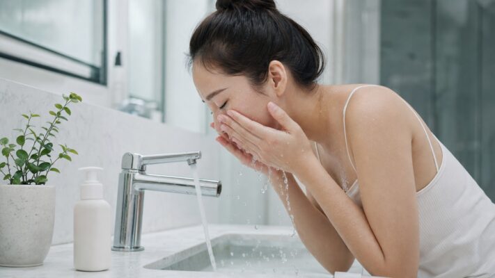 Rửa mặt dịu bằng đầu ngón tay và nước ấm vừa sau treatment với cleanser không nhãn